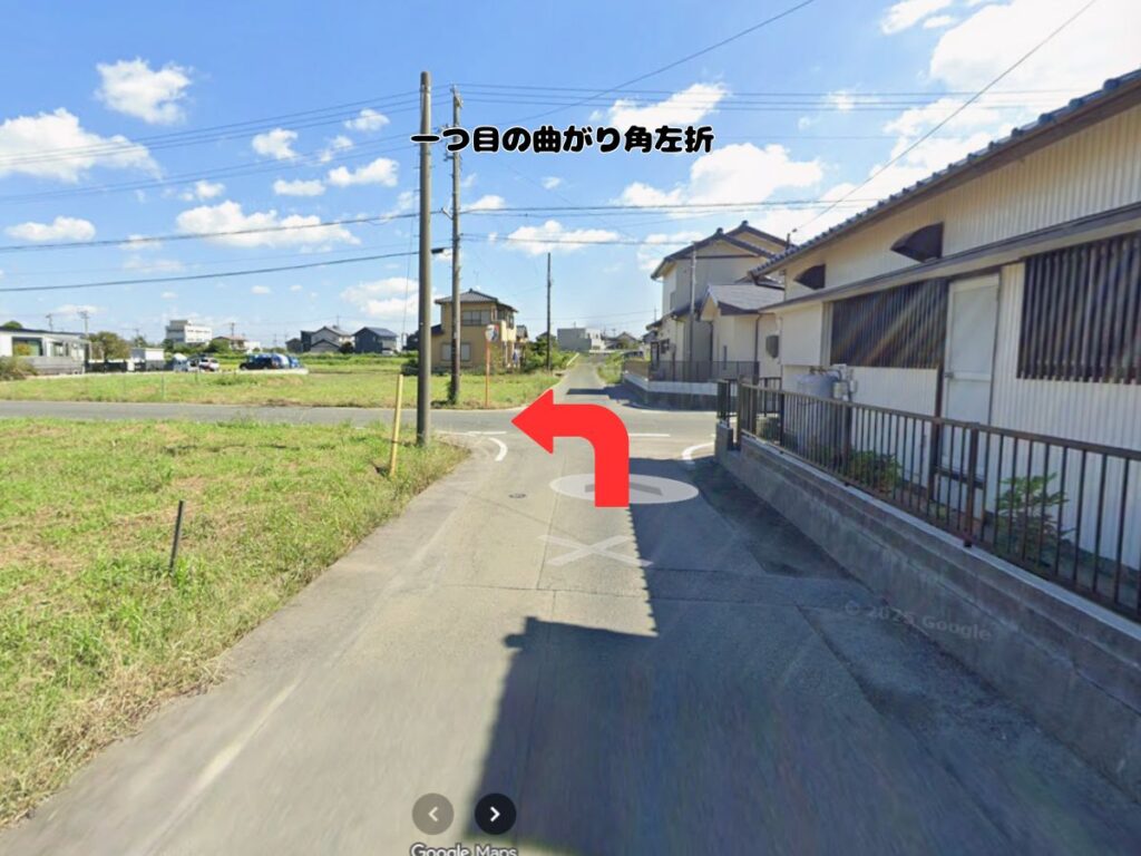 トリミングサロン「ドッグアシル」へのアクセス案内。高架下を通過して右折した直後、すぐ前方にある「一つ目の曲がり角左折」を赤い矢印で示した道路の風景写真。