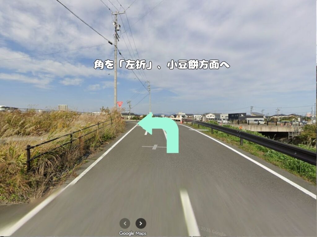 トリミングサロン「ドッグアシル」からの帰り道（小豆餅方面）へのアクセス案内。「角を『左折』、小豆餅方面へ」のテロップが入り、左側に一時停止標識がある三差路をミントグリーンの矢印に従って左折する風景写真。