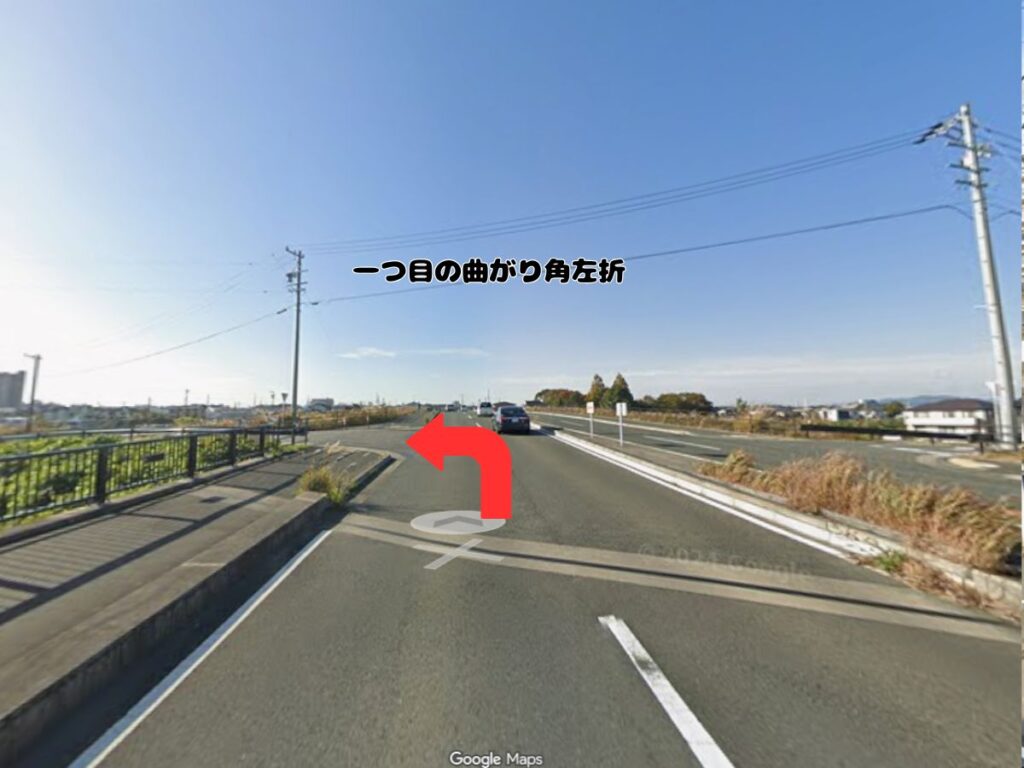 トリミングサロン「ドッグアシル」へのアクセス案内。小池町西交差点を通過後、最初の分岐点である「一つ目の曲がり角左折」を赤い矢印で示した道路の風景写真。