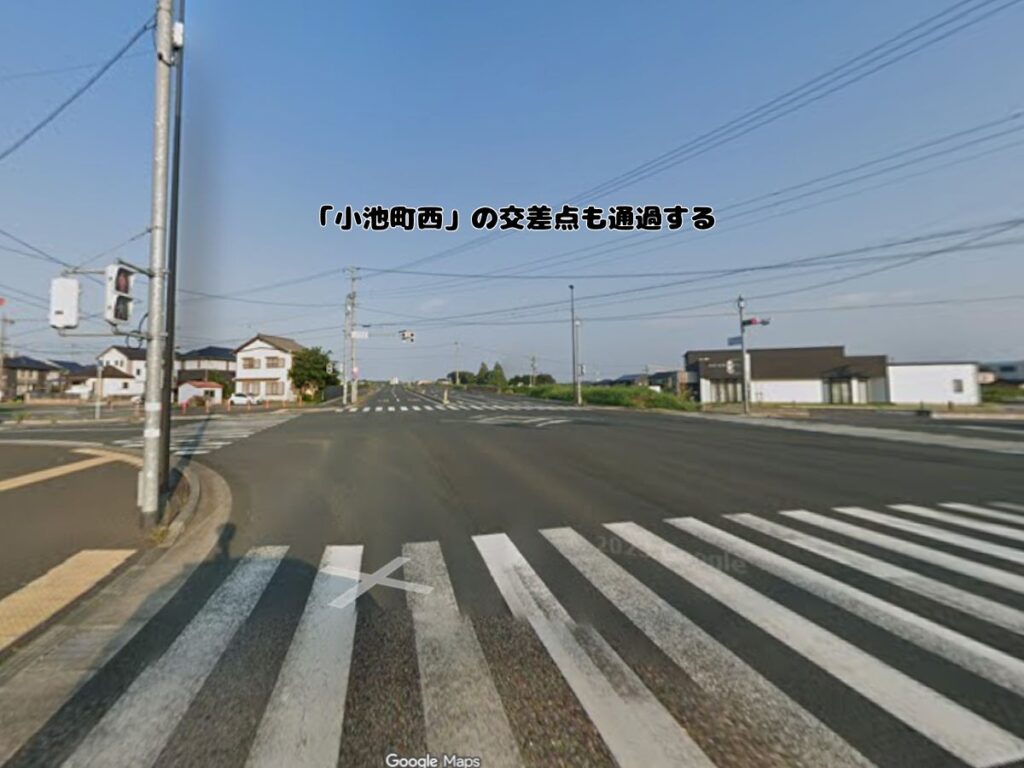 トリミングサロン「ドッグアシル」へのアクセス案内。「小池町西」の交差点も通過するというテロップが入った、見通しの良い交差点を直進する道路の風景写真。